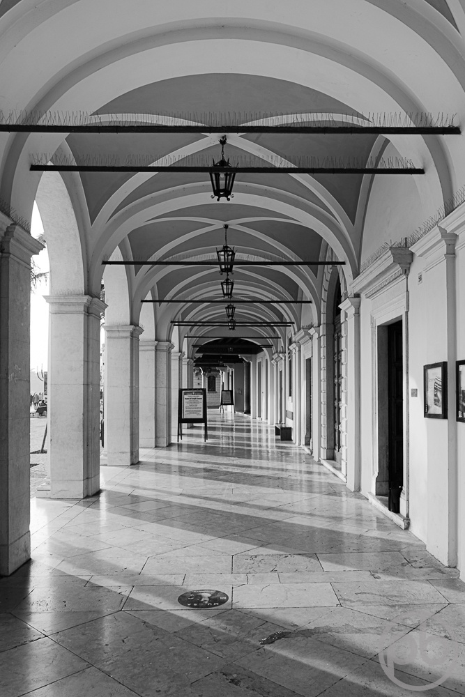 Drinnen, Gang, Symmetrie, grau, Fotokunst, Photo Art, Fine Art, Wandbilder, Wall Art, chwarzweiß, Black and White