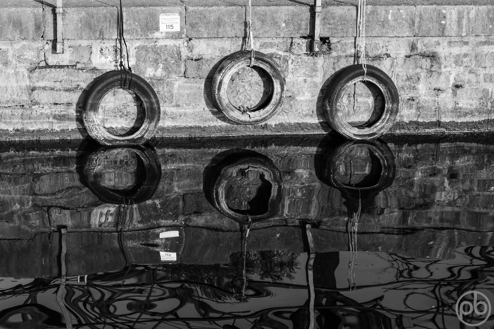 Fotokunst, Photo Art, Fine Art, Wandbilder, Wall Art, Minimalistische Fotografie, Minimal, Reifen am Kai, schwarzweiß, Black and White